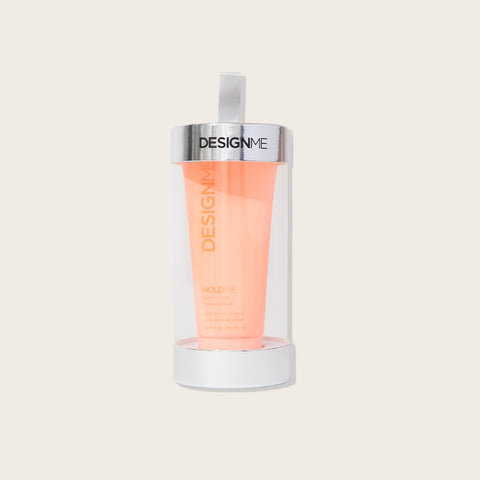 Crème coiffante HOLD.ME de Design.Me, ornement festif pour cheveux, 90 ml, texture crémeuse et coiffage durable.