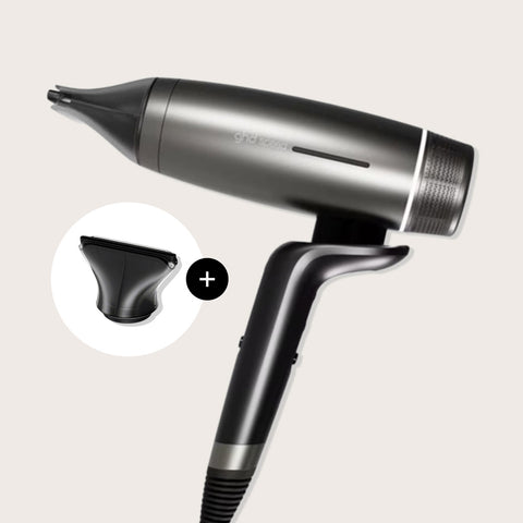 Offre GHD avec un sèche-cheveux Speed et un embout gratuit, montrant les accessoires et le design du produit.