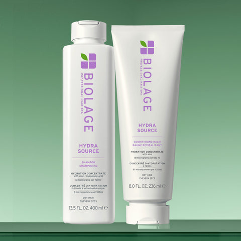 Shampooing et soin capillaire Duo Hydrasource Biolage pour cheveux hydratés, 400 ml, flacon avec pompe blanc et vert.