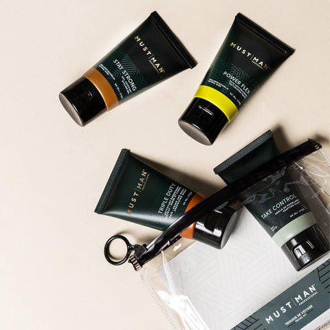 Trousse de voyage Must Man Professional Wash and Style pour cheveux, contenant produits de soin capillaire, dans une trousse compacte.