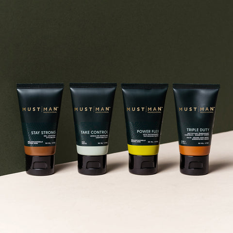 Trousse de voyage Wash and Style pour cheveux Must Man Professional, contenant des produits pour laver et coiffer les cheveux.