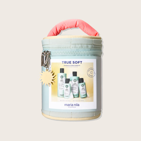 Trousse de beauté Maria Nila True Soft pour cheveux, contenant produits capillaires hydratants dans une pochette élégante