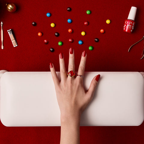 Ensemble de 4 mini vernis à ongles OPI HRT37, couleurs variées pour la beauté des ongles, dans un coffret élégant.